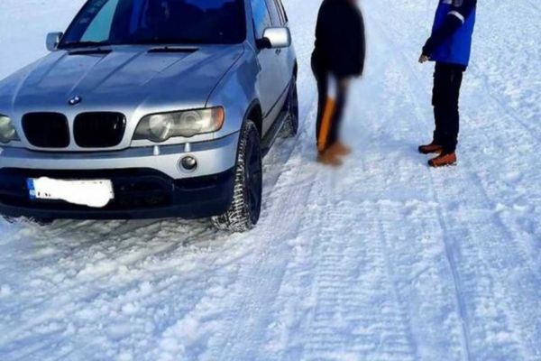Doi bărbaţi, tată şi fiu, prinși cu SUV-urile pe pârtia de schi