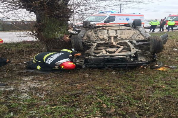 FOTO Nu au mai ajuns la petrecere! Mașină răsturnată, cinci victime