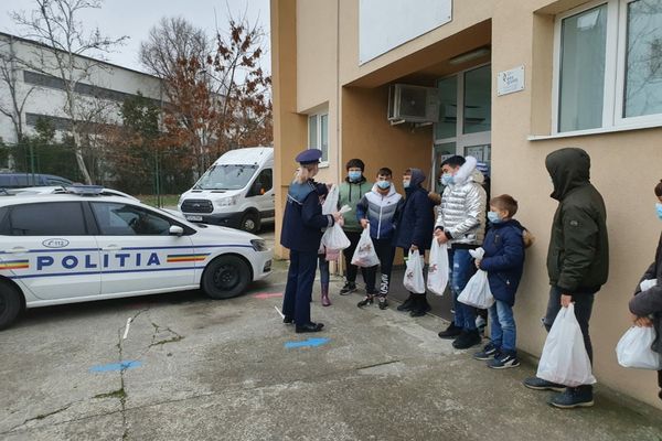 Polițiștii tulceni, spiriduși pentru Moș Crăciun