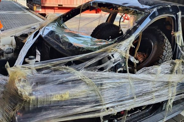 FOTO VIDEO Autoturisme avariate şi deşeuri de piese auto, oprite în Portul Constanța