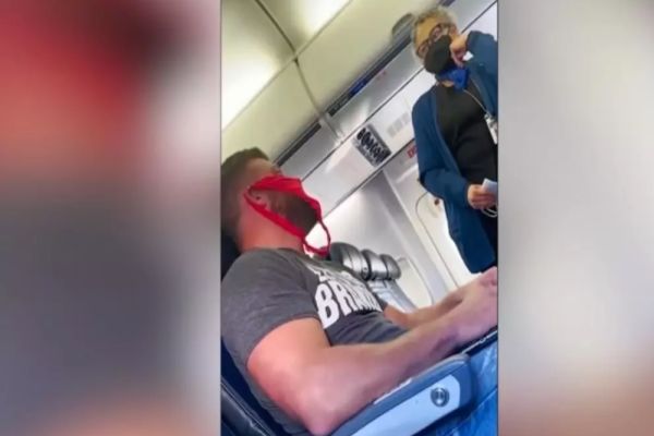 VIDEO Lenjerie intimă în loc de mască de protecție. Revolta unui pasager dat jos din avion