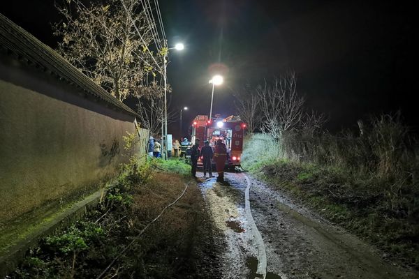 VIDEO FOTO Casă în flăcări la Beștepe. Bărbat transportat la spital cu arsuri pe față și mâini