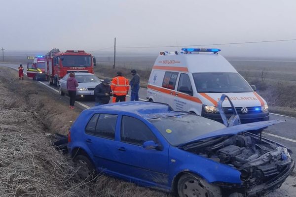 FOTO Două persoane rănite într-un accident pe DN22A