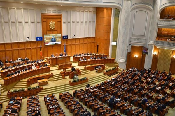 Politicienii îngheață de frig! De ce nu este căldură în Parlament. Cîțu: Este o problemă la Primăria București