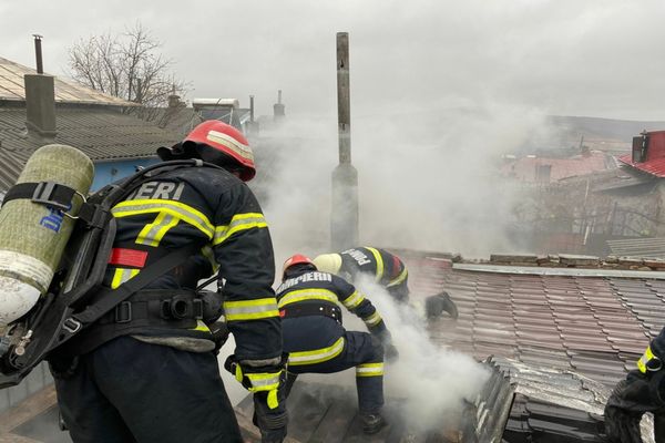 FOTO VIDEO Incendiu casă în municipiul Tulcea