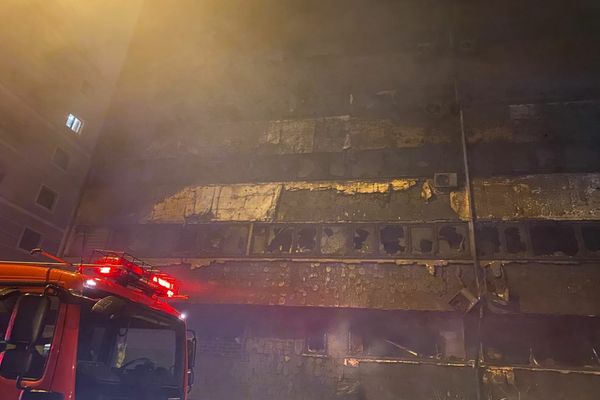 VIDEO Incendiu violent într-un bloc din Constanta. A fost activat PLANUL ROȘU