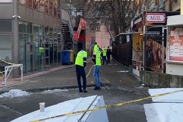 Elev înjunghiat în piept de o fată. Totul s-a întâmplat într-o piață din centrul orașului