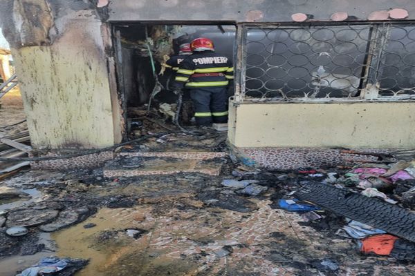 FOTO Magazin din Topolog cuprins de flăcări