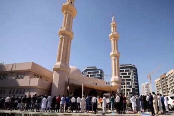 În Emiratele Arabe Unite a fost prima zi lucrătoare de VINERI, după ce țara a mutat weekendul sâmbătă si duminică. Ce spun cetățenii