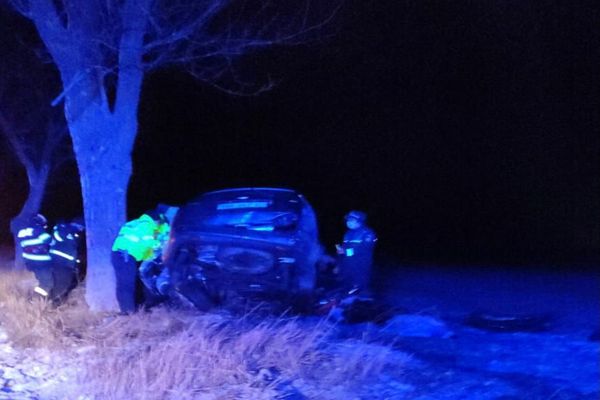 FOTO Impact devastator: Un mort și un rănit grav, după ce mașina în care se aflau a intrat într-un copac