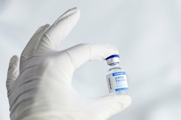 Începe vaccinarea copiilor între 5 și 11 ani împotriva COVID-19, în România! Ce trebuie să știe părinții - DOZAJ și REACȚII