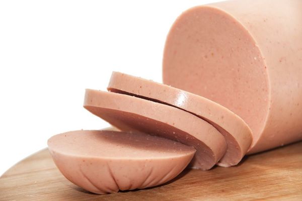 Ce conţine, de fapt, parizerul. Mai mănânci vreodata?