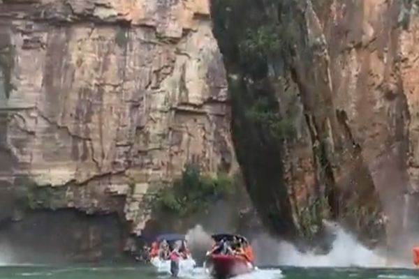 VIDEO Stâncă uriașă prăbușită peste turiști