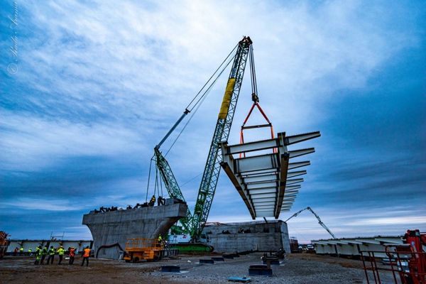 Podul suspendat care va lega Brăila de Tulcea este realizat în proporție de peste 60%