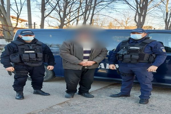 Bărbat suspect de săvârșirea unor gesturi obscene, depistat de jandarmi în apropierea unei școli