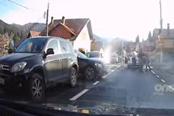 Bătaie în trafic pe DN1, pe Valea Prahovei, în mijlocul coloanelor de maşini