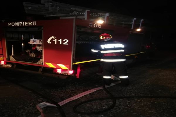 VIDEO Casă cuprinsă de flăcări la Vișina