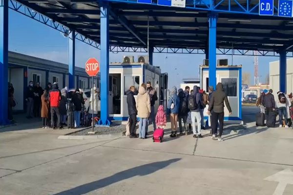 Aproape 9.000 de cetăţeni ucraineni au intrat vineri în România