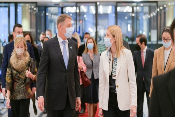 Klaus Iohannis, întâlnire cu președintele Parlamentului European, Roberta Metsola: Primirea României în Schengen, temă principală de discuții