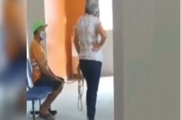 VIDEO | O femeie şi-a legat soţul cu o frânghie şi l-a dus cu forţa la centrul de vaccinare