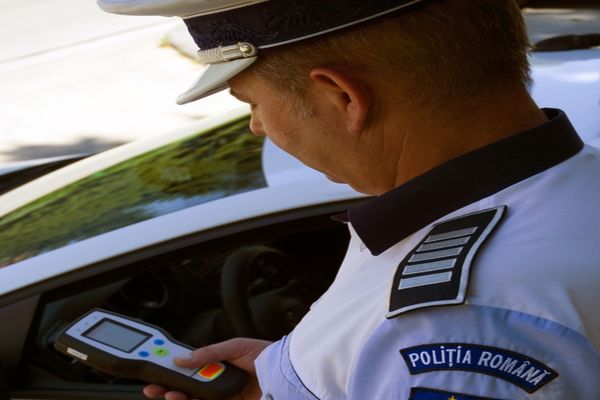 Amețit la volan din cauza consumului de droguri, trezit de polițiști