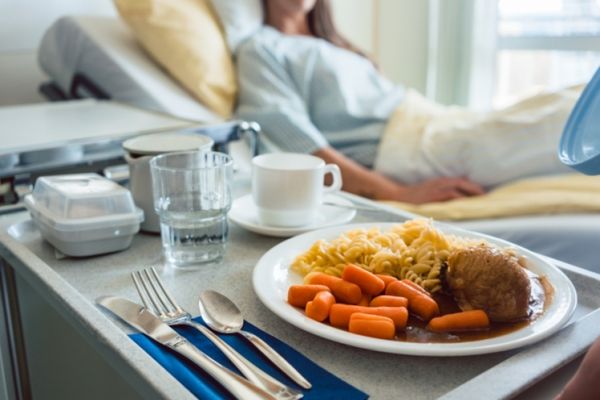 Sumele alocate de Stat pentru hrana bolnavilor internați sunt INFIME. Ministrul Sănătății recunoaște DEZASTRUL: se caută SOLUȚII