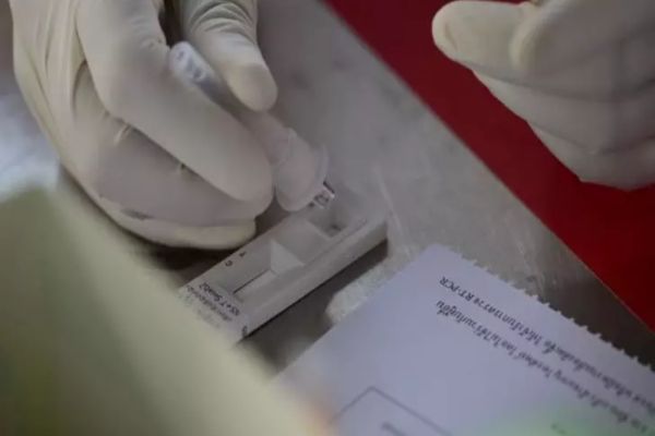 De ce iese NEGATIV testul Covid chiar dacă ai simptome clare? Medicii, puși în dificultate de acest detaliu