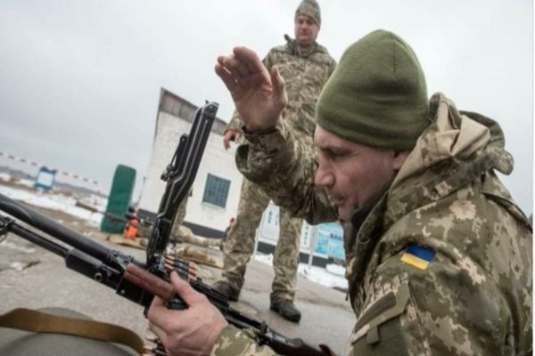 Primarul Vitali Klitschko îmbrăcă uniforma militară și este gata să apere capitala Kiev! "Trebuie să fac asta"