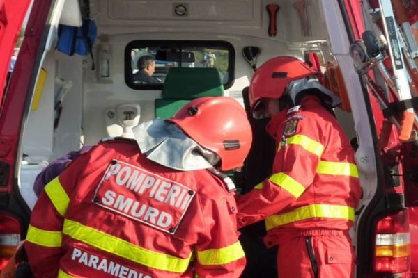 Beat la volan, s-a oprit cu mașina într-un copac. Două persoane rănite