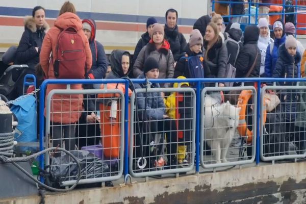 VIDEO Imagini emoționante la Isaccea. Refugiaţii din Ucraina, primiţi cu apă şi alimente