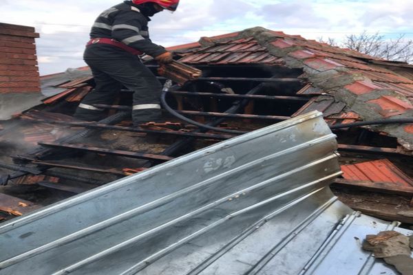 FOTO Un aragaz nesupravegheat i-a lăsat fără acoperiș deasupra capului