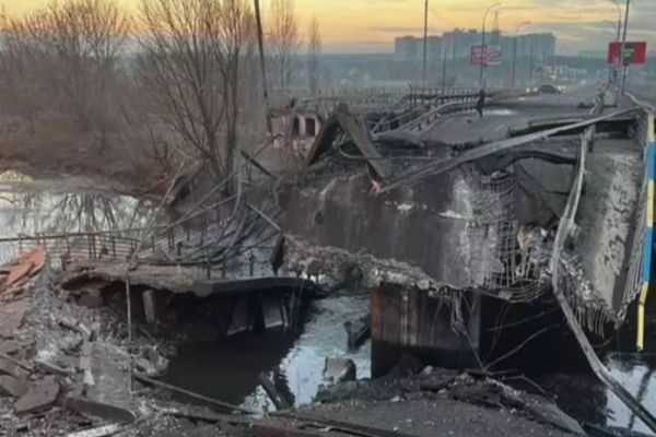 Pod aruncat în aer de Ucraina, pentru a stopa invazia rusă - imaginile disperării
