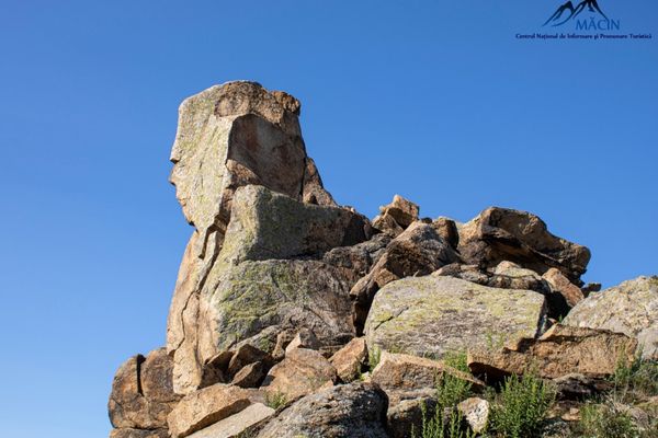 FOTO VIDEO  Munții Măcinului. Culmea Pricopanului - Povestea Uriașilor