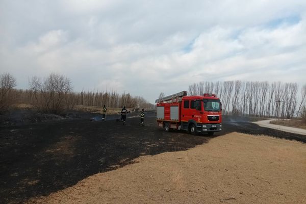 Două hectare de vegetație uscată au ars în urma unui incendiu 