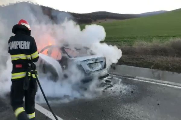 VIDEO Mașină în flăcări, panică pe șosea