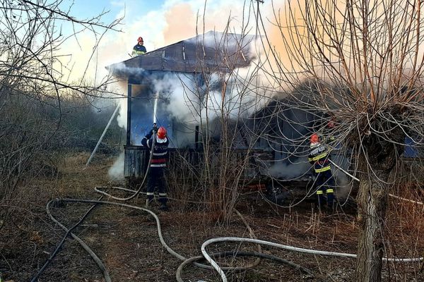 Un bărbat şi-a înjunghiat soţia şi apoi a incendiat casa în care locuiau