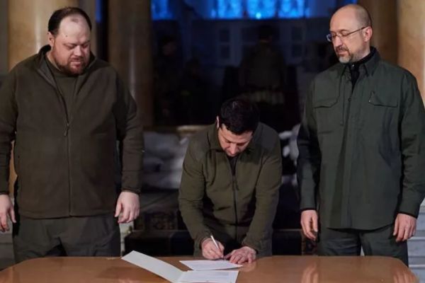 Zelenski a semnat cererea de aderare a Ucrainei la Uniunea Europeană