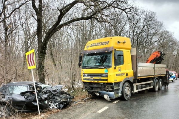 FOTO Accident mortal în județul Tulcea. Impact frontal între o mașină și un autocamion