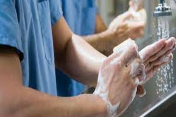 Sute de medici ucraineni fac cursuri online de chirurgie de război: Pregătiți-vă pentru ce este mai rău!