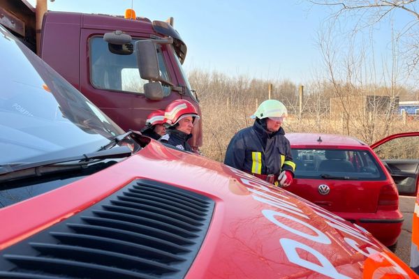 FOTO VIDEO Impact violent între un autocamion și un autoturism. O persoană încarcerată