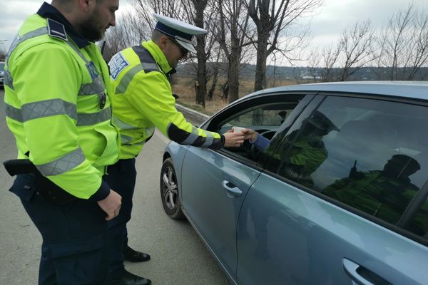 Polițiștii tulceni le-au oferit cetățenilor ucraineni ceai, cafea și sfaturi