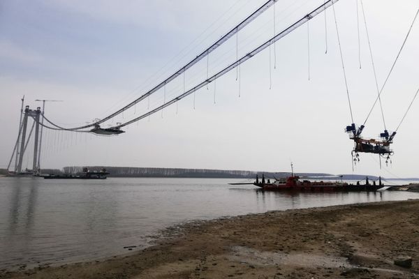 S-a început montarea segmentelor tablierului din zona centrală a Podului suspendat de la Brăila
