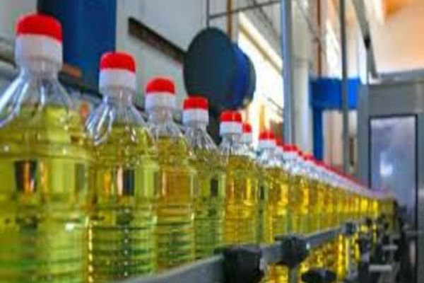 „ISTERIA uleiului”, explicată de ministrul Adrian Chesnoiu: România deține suficiente stocuri. Limitarea vânzării la 3 baxuri, pentru a preveni specula