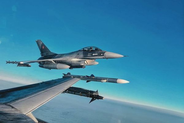 Avion escortat de Forțele Aeriene Române după o alertă cu BOMBĂ la bord