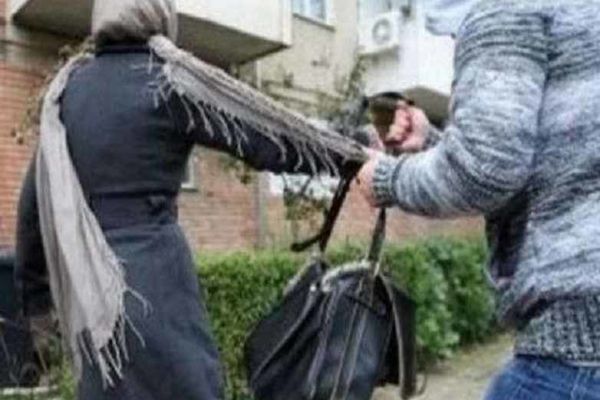 Trei minori au tâlhărit o femeie pe stradă, în plină zi