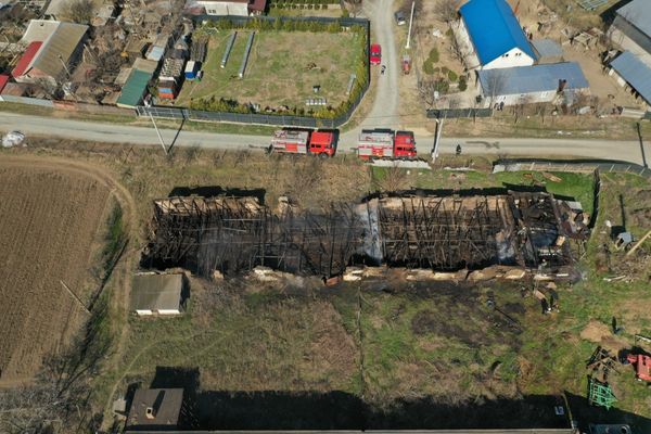 VIDEO Incendiu violent. Grajd făcut scrum