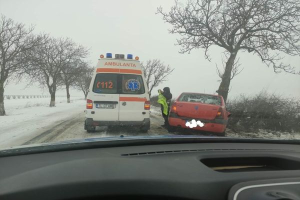Șofer de 60 de ani, s-a oprit cu mașina direct într-un pom