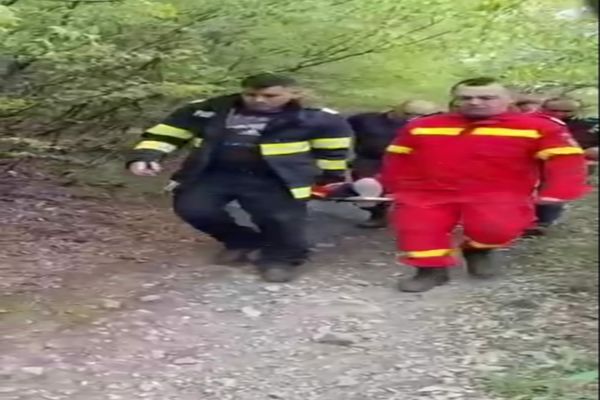VIDEO Prahoveancă accidentată, salvată de pompieri de pe un traseu turistic din Munții Măcin