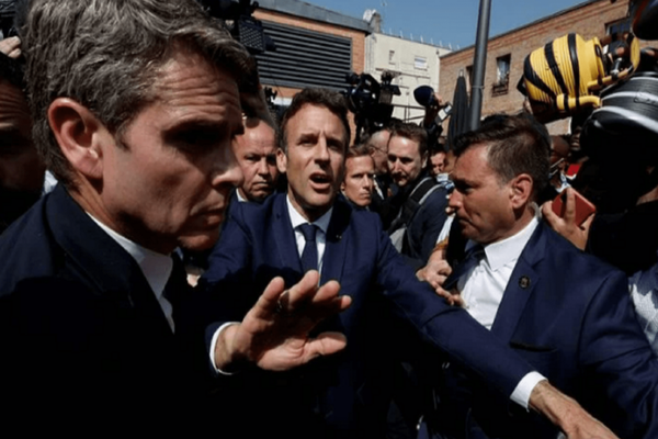 Emmanuel Macron, atacat cu roșii, la doar 3 zile după ce a fost reales în funcția de președinte al Franței 