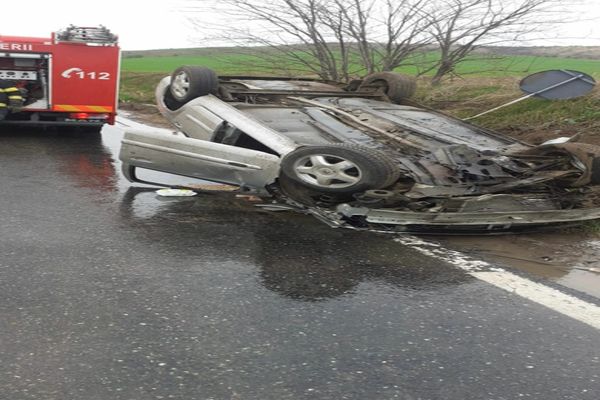 Accident spectaculos, mașină răsturnată pe drumurile din Tulcea. Cinci victime